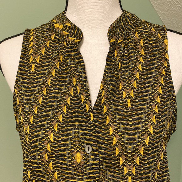 Allison Joy (Evereve) Sleeveless Smocked Bottom Button Front Top - Picture 4 of 8